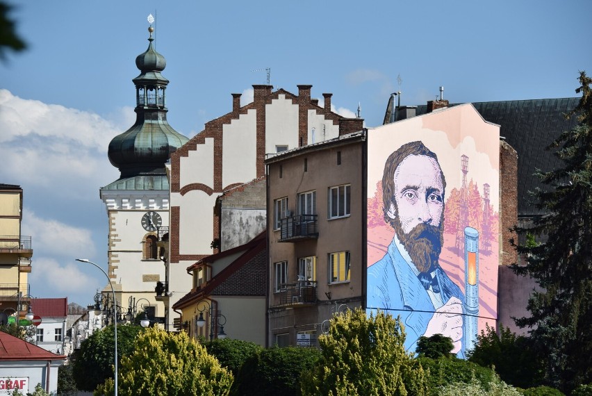 Mural poświęcony Ignacemu Łukasiewiczowi wita zmierzających na Starówkę w Krośnie [ZDJĘCIA]