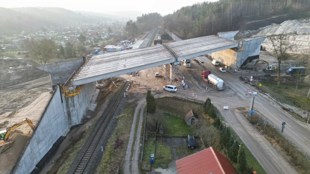 Od 14 lutego, na czas montażu belek na podporach budowanego obiektu mostowego, zamknięty został odcinek Drogi Wojewódzkiej 214 na Drętowie.