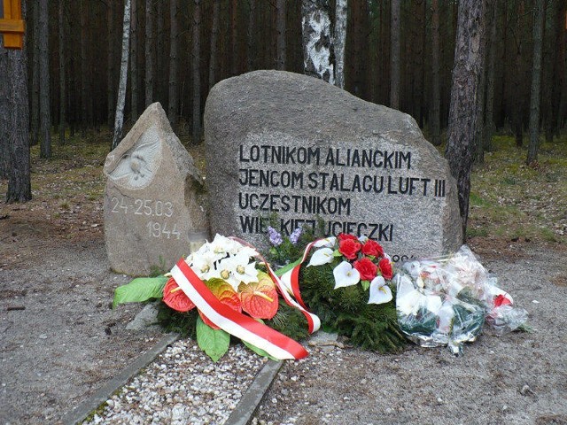 Żagań. Pamiątkowy kamień w miejscu wyjścia z tunelu, upamiętniający brawurową ucieczkę ze Stalagu Luft III.