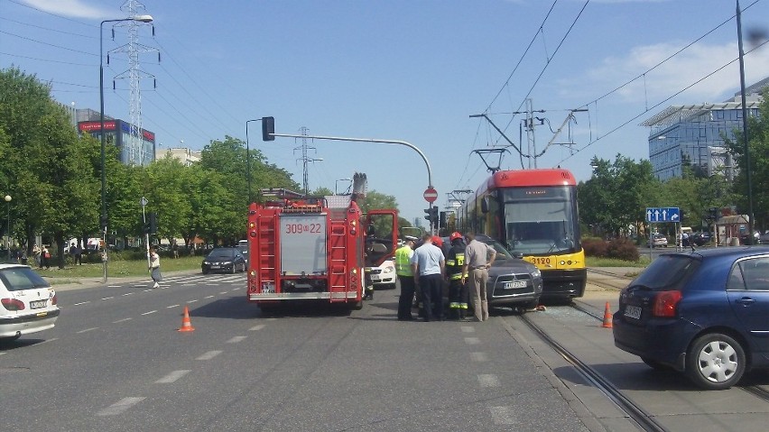 Wołoska: zderzenie tramwaju z samochodem osobowym [ZDJĘCIA,WIDEO]