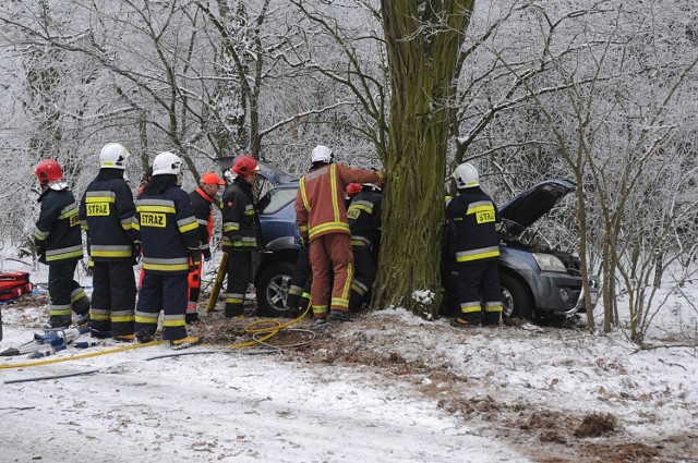 Do niebezpiecznego wypadku doszło w środę po 11.00 na drodze przebiegającej przez Jaszkowo. Samochód osobowy zjechał z drogi i wjechał w drzewa. Strażacy musieli skorzystać ze sprzętu hydraulicznego, aby uwolnić uwięzione we wnętrzu osoby. Samochodem podróżowało dwoje dorosłych i dziecko, wszyscy zostali przewiezieni do szpitala. 

WIĘCEJ: Śrem: Wypadek w Jaszkowie. Dziecko w szpitalu [ZDJĘCIA]