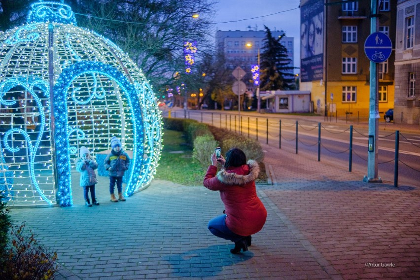 Świąteczne iluminacje już rozbłysły w centrum Tarnowa. Czuć...