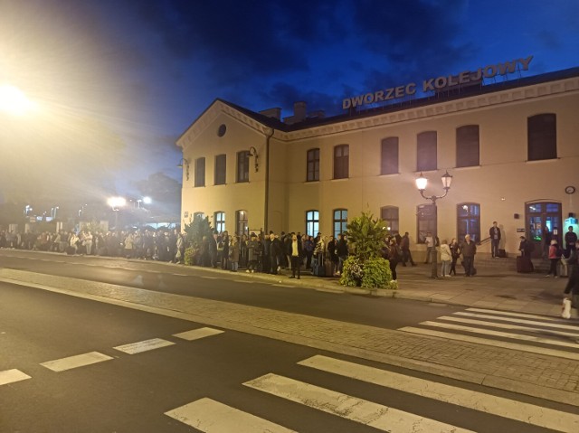 Po śmiertelnym potrąceniu pieszego na torach w Jarostach wstrzymano ruch pociągów. Podróżni oczekiwali na zastępczą komunikację autobusową m.in. na dworcu PKP w Piotrkowie Trybunalskim