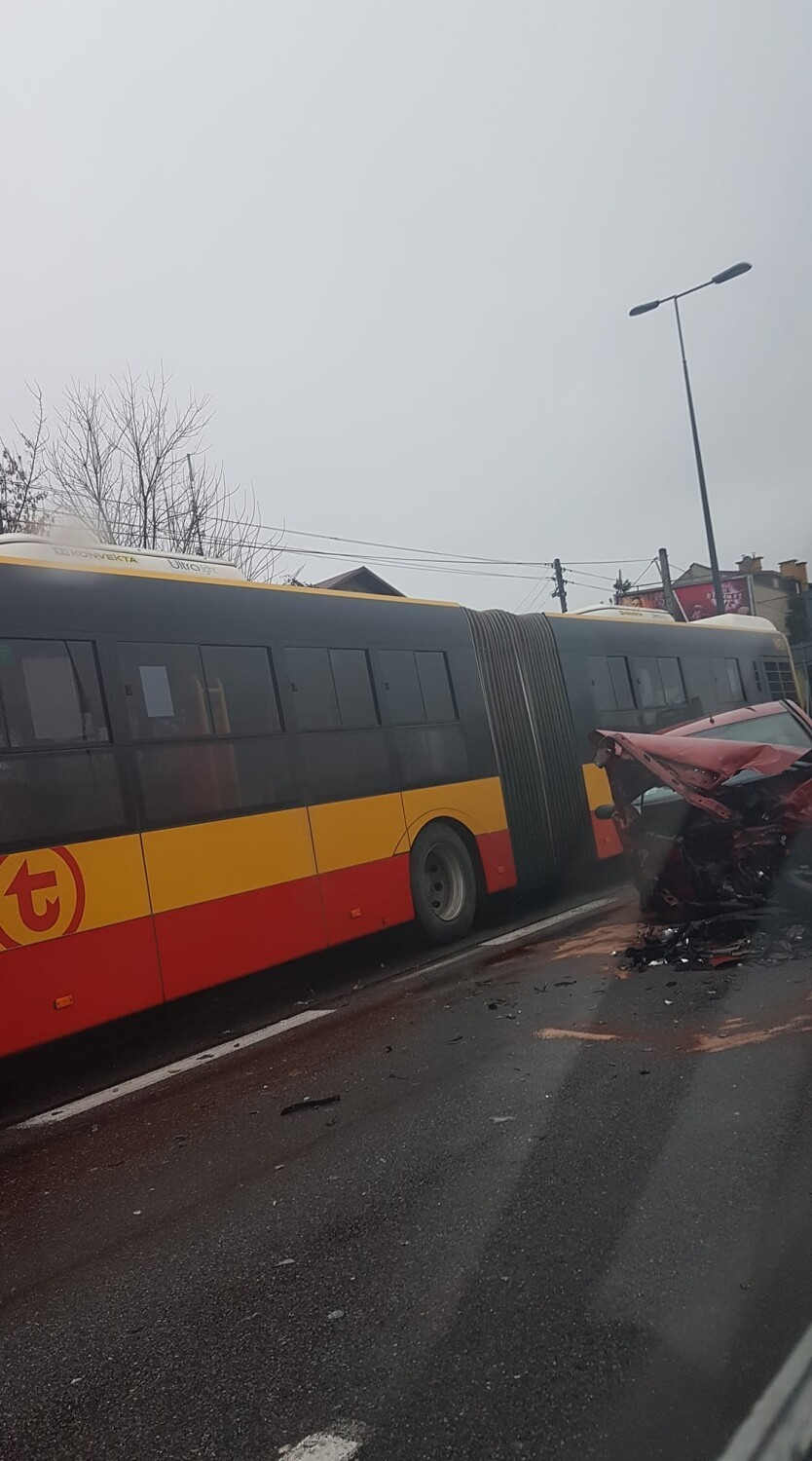 Wypadek na ul. Radzymińskiej w Warszawie. Zderzyły się trzy samochody osobowe i autobus. Możliwe utrudnienia w ruchu 