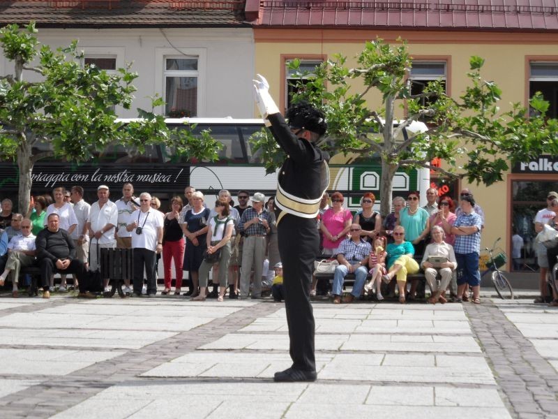 Orkiestry i mażoretki na rynku w Pszczynie