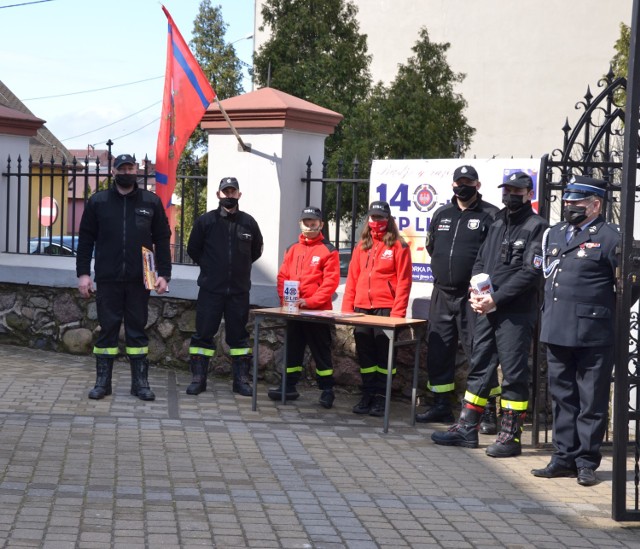 W niedzielę, 18 kwietnia, druhowie z Ochotniczej Straży Pożarnej w Lipnie kwestowali przed kościołem Wniebowzięcia NMP w Lipnie. Zbierają na nowy sztandar