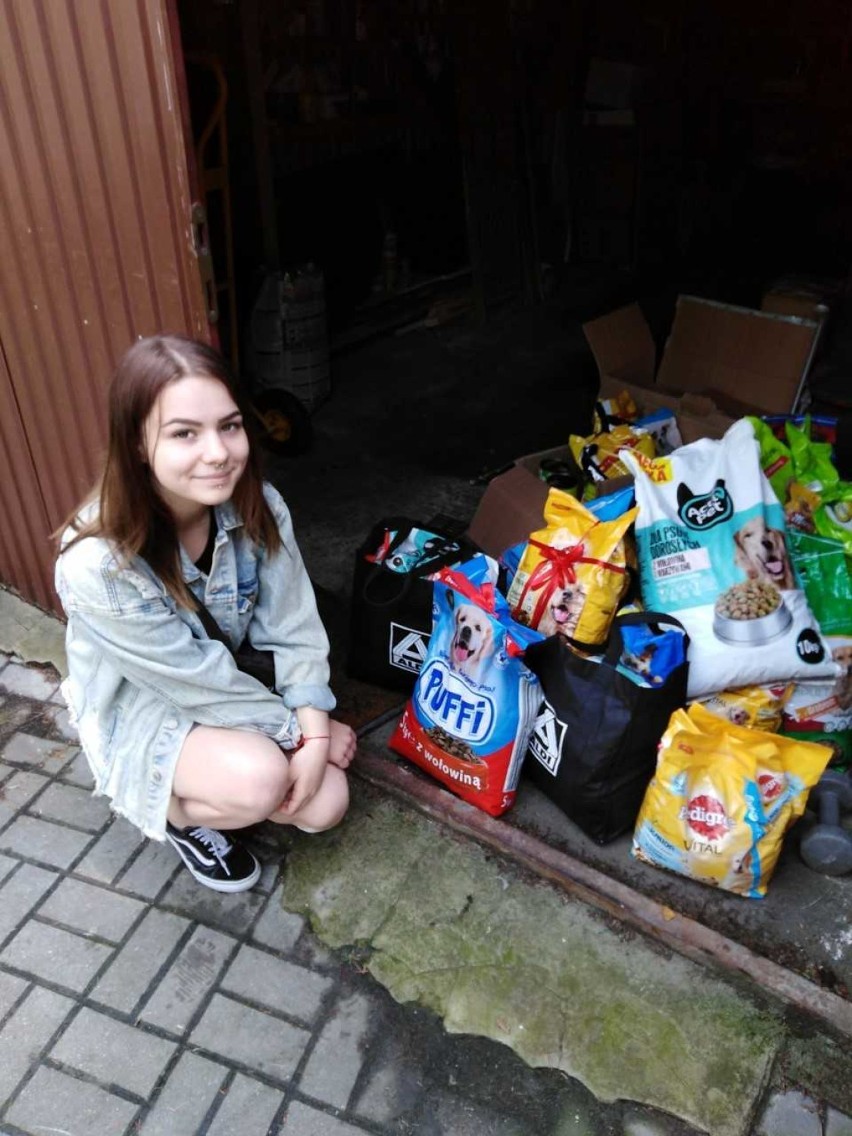 Tarnów. 18-letnia Julia zamiast prezentów na urodziny poprosiła o karmę dla psów