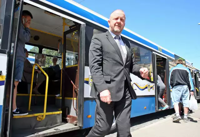 Wiceprezydent Gdyni Marek Stępa, któremu w 2008 roku też zdarzało się dość często jeździć autobusami komunikacji miejskiej, nie zamierzał gryźć się w język, komentując niewłaściwe zachowania kontrolerów biletów.