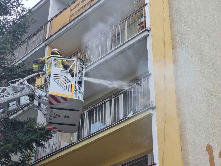 Pożar na balkonie bloku w Przemyślu. Wyjechały trzy zastępy strażaków [ZDJĘCIA]