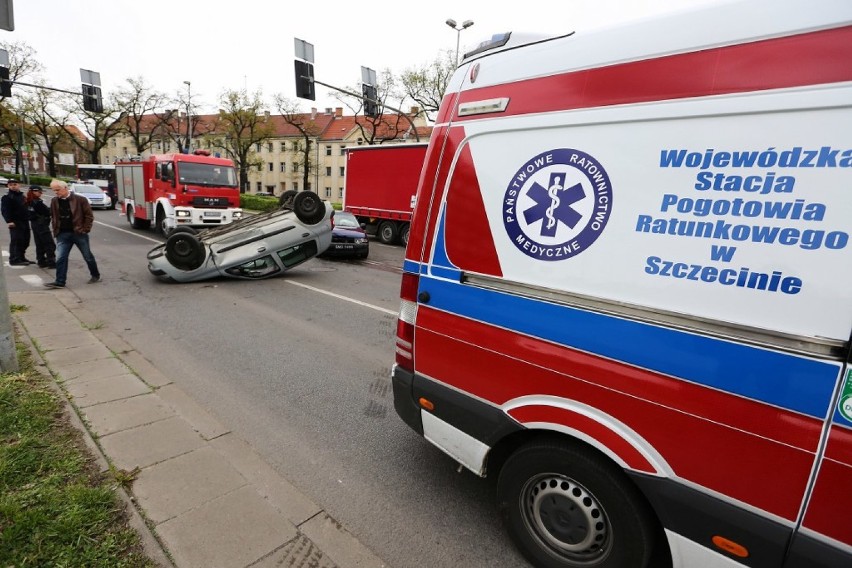 Wypadek na pl. Szyrockiego w Szczecinie. Dachodowało renault clio