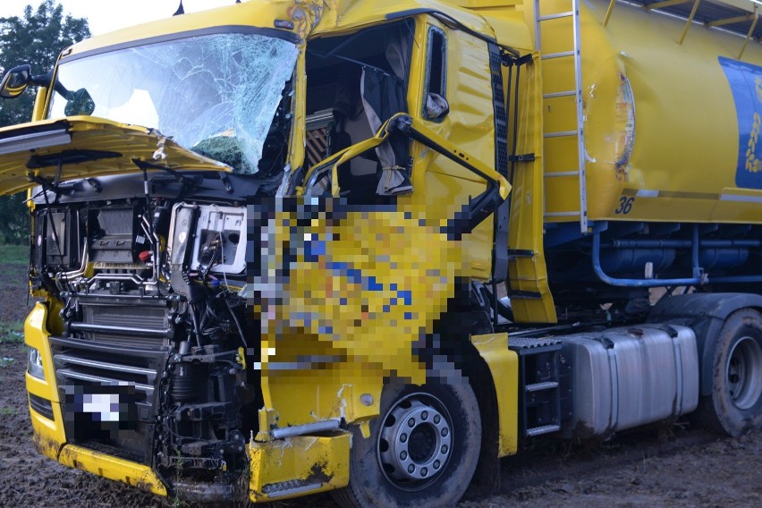 Wypadek dwóch ciężarówek na drodze Lubraniec - Izbica Kujawska. Winny stan jezdni [zdjęcia]