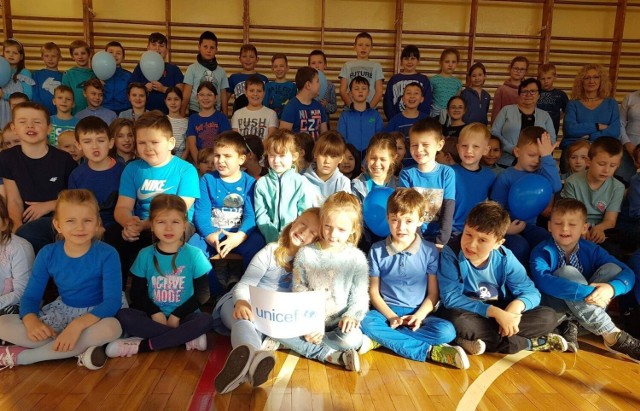 W Międzynarodowym Dniu Praw Dziecka w Samorządowej Szkole Podstawowej numer 1 w Kazimierzy Wielkiej zapanował kolor niebieski, jako symbol solidarności ze wszystkimi dziećmi na świecie.