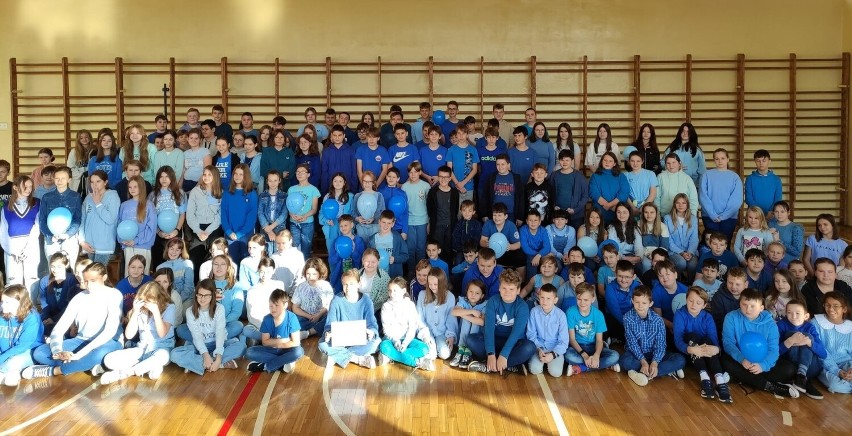 Kazimierska „jedynka” na niebiesko świętowała Międzynarodowy Dzień Praw Dziecka. Ten kolor dominował na każdym kroku. Zobaczcie zdjęcia