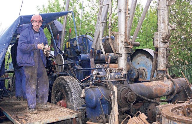 Pracownicy Hydroełpolu robią co mogą, aby usunąć stary filtr ze studni głębinowej