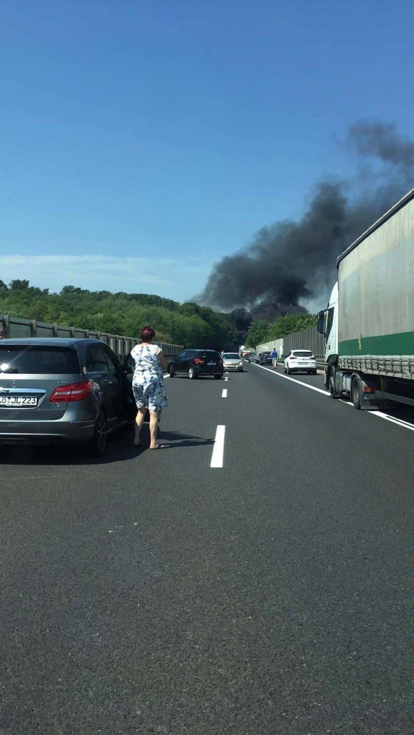 Pożar na autostradzie pod Szczecinem. Zderzenie ciężarówek przewożących czołgi! Czarny dym i wybuchy! 