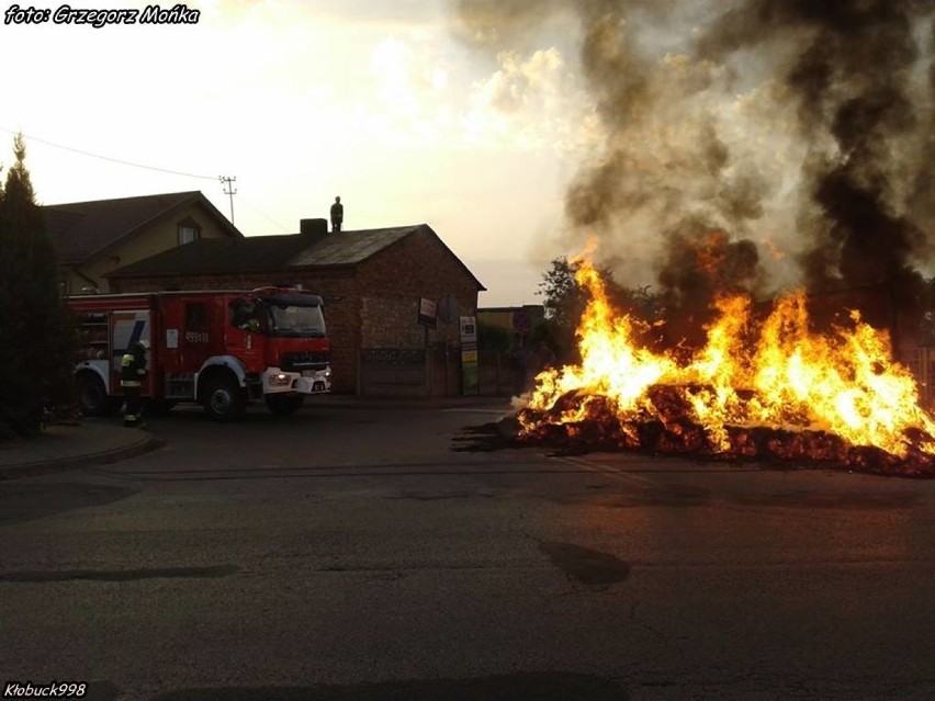 Pożar przyczepy ze słomą w Krzepicach [FOTO]