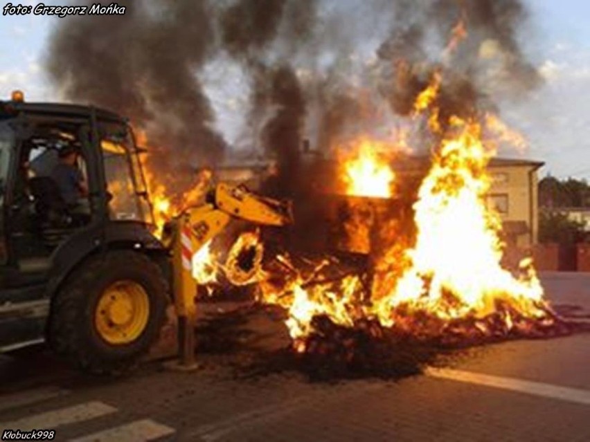 Pożar przyczepy ze słomą w Krzepicach [FOTO]