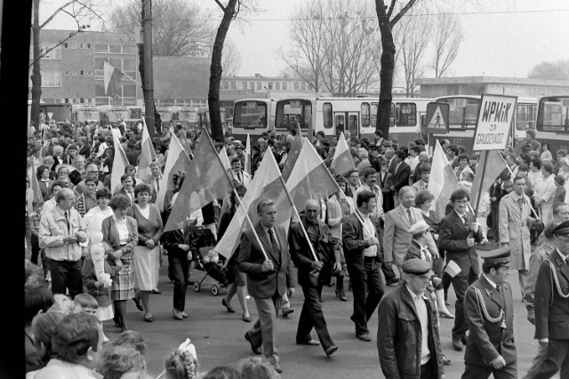Jak wyglądały pochody pierwszomajowe w Grudziądzu w latach 70. oraz 80. zobacz na kolejnych zdjęciach w galerii>>>>