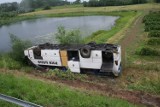 Autokar jadący z Gdyni do Katowic spadł ze skarpy. Wypadek w Głogówku Królewskim [ZDJĘCIA]