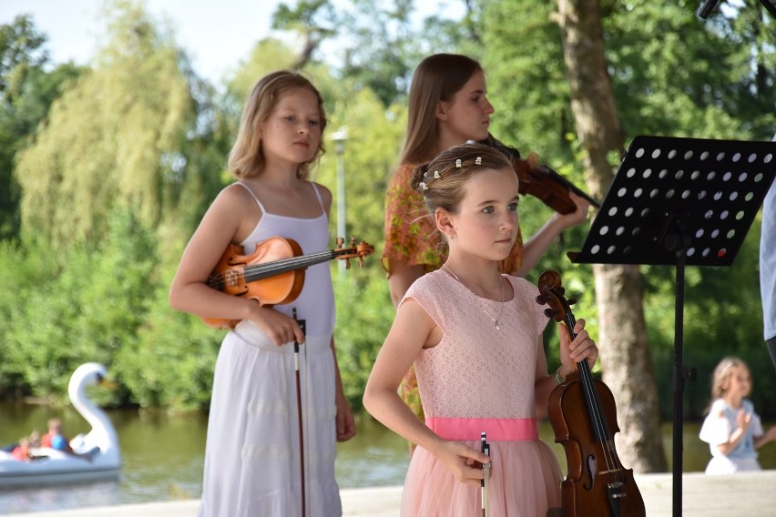 Niedzielny koncert nad stawami (FOTO)           