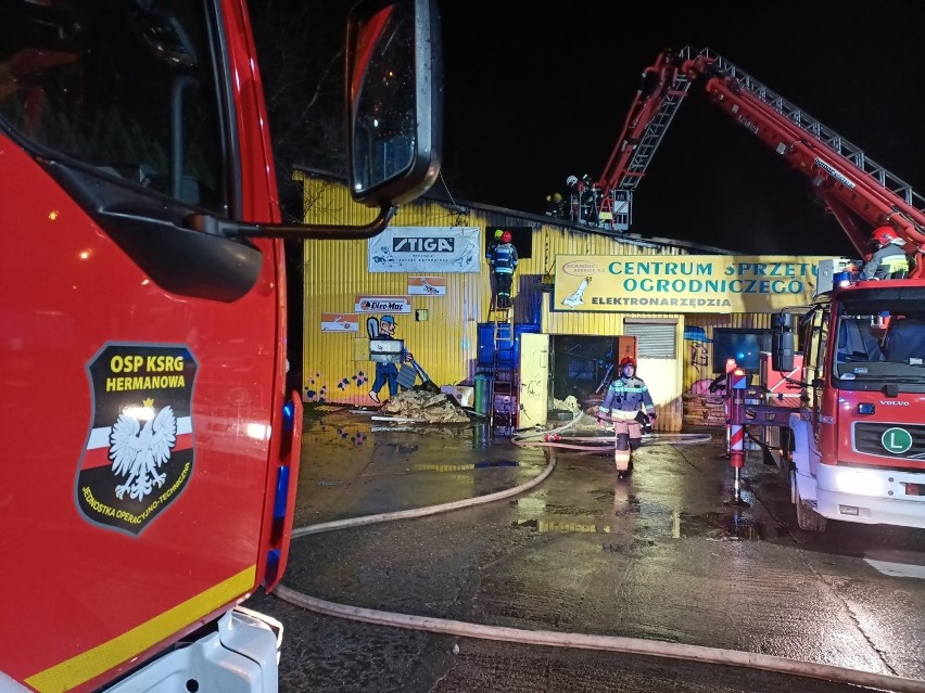Dziewięć zastępów straży pożarnej gasiło pożar w Tyczynie. Zapaliło się centrum sprzętu ogrodniczego [ZDJĘCIA]