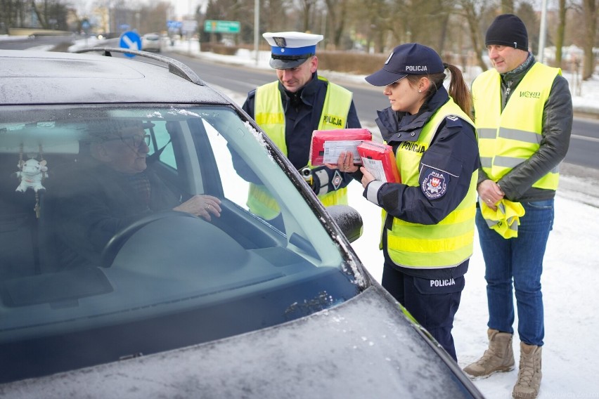 Policjanci rozdawali apteczki pierwszej pomocy na ulicach Piły. Co to była za akcja?