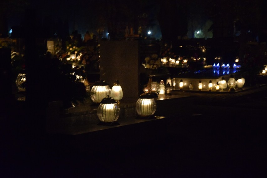 Dzień Wszystkich Świętych 2021. Wieluński cmentarz po zmroku. Harcerze pełnią wartę przy pomniku "niezłomnych" ZDJĘCIA, FILM