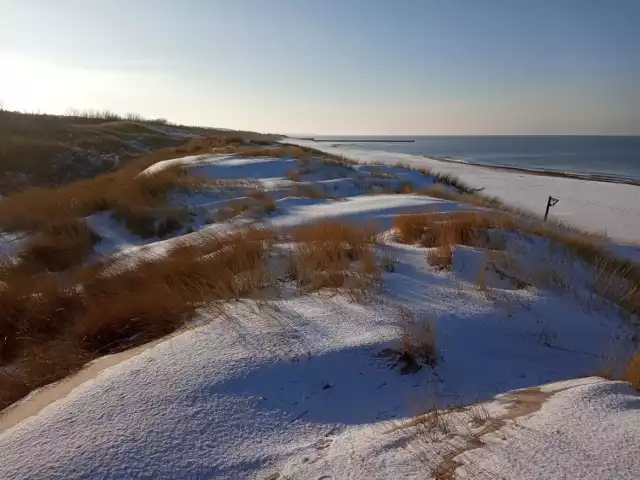 Ustecka zachodnia plaża w zimowej otulinie. Zapraszamy do galerii zdjęć.