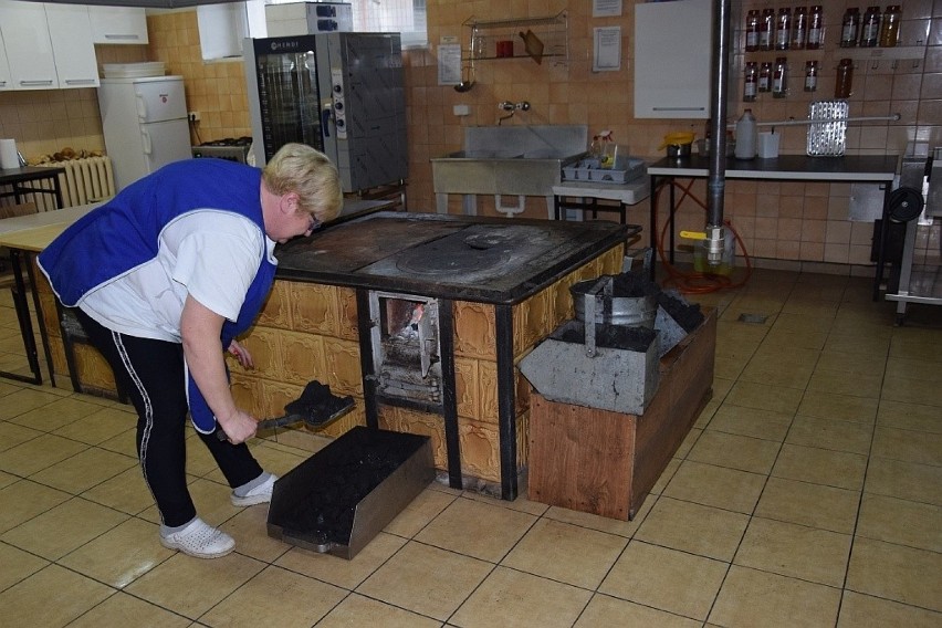 Stary kopciuch w szkolnej kuchni zastąpi kuchenka gazowa