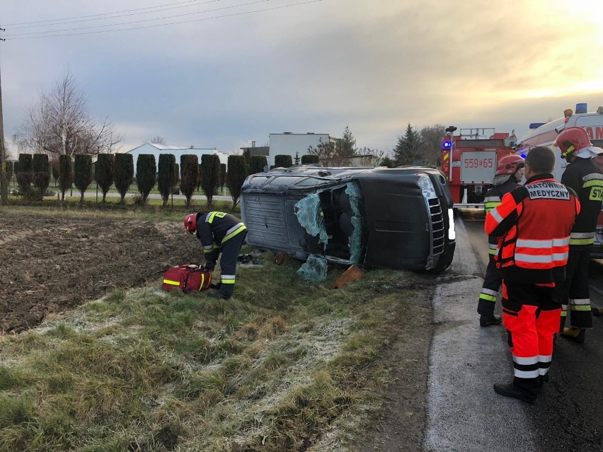 Uwaga na śliską jezdnię! Wypadki drogowe w Wierzchlesie i Popowicach [FOTO]