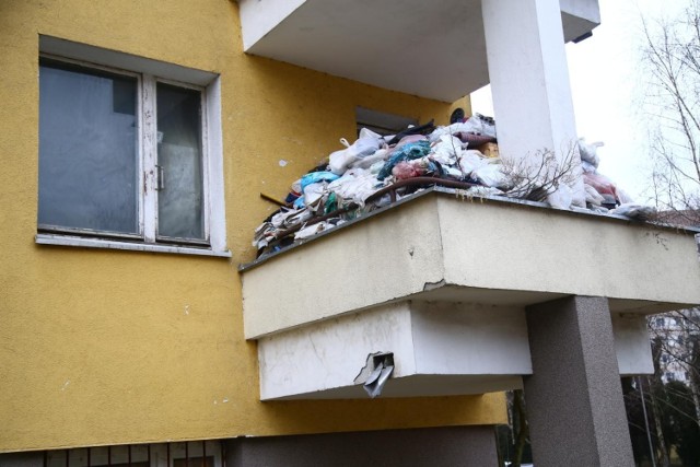 Zdjęcie wykonano w Warszawie. Lokatorom najwyraźniej nie chciało się wynosić śmieci.