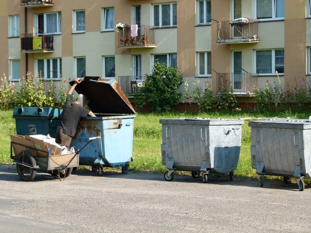 Śmieci w Sieradzu po nowemu. Tak wygląda sytuacja na ul. Łokietka