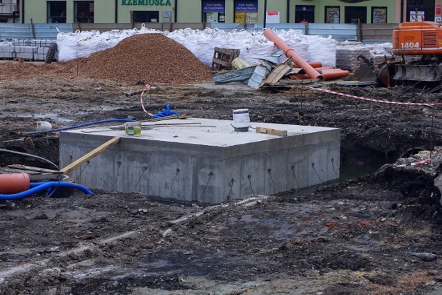 Cokół pod przyszłą fontannę, która stanie w centralnym miejscu kazimierskiego rynlu.