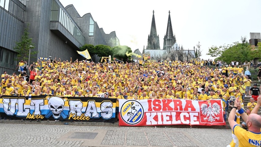 Kieleccy kibice przed katedrą w Kolonii.