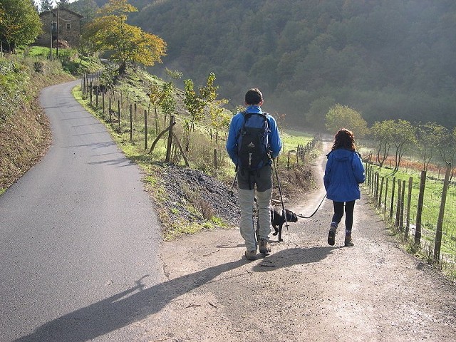 Źródło: http://commons.wikimedia.org/wiki/File:Hiking_Gorbeia_Park_South_Biscay.jpg