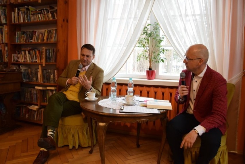 Pruszcz Gd.: Radosław Sikorski spotkał się z czytelnikami w bibliotece. Było o polityce, patriotyzmie i metaforach [ZDJĘCIA, WIDEO]