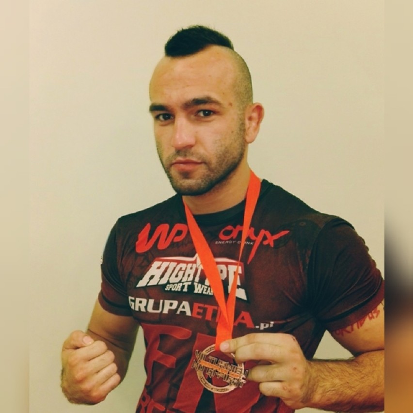 Marcin Krakowiak, zawodnik MMA z Wolborza wygrał walkę podczas gali FEN24 w Warszawie