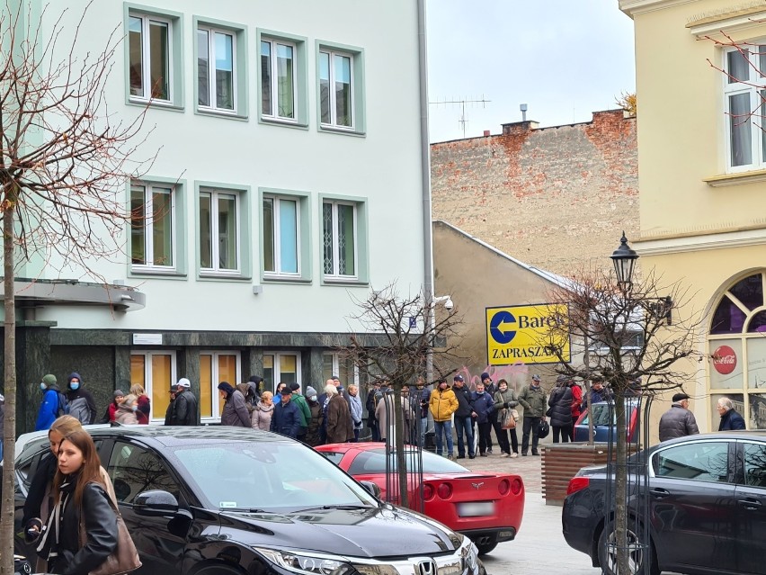 Duża kolejka przed NBP przy 3 Maja w Rzeszowie. Tłum ludzi czeka na banknot i monetę kolekcjonerską z Lechem Kaczyńskim [ZDJĘCIA]