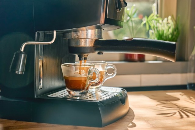 Chcesz w domu mieć kawę, jak z najlepszej restauracji? Podpowiadamy, na co zwrócić uwagę podczas wyboru ekspresu do kawy, aby cieszyć się smaczną i aromatyczną kawą.
