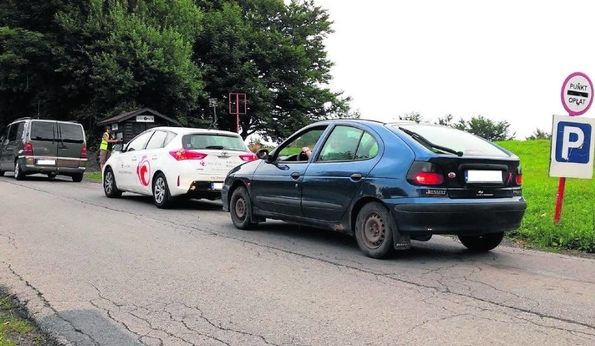 Turyści płacą za parking na Równicy, mimo że na górze...