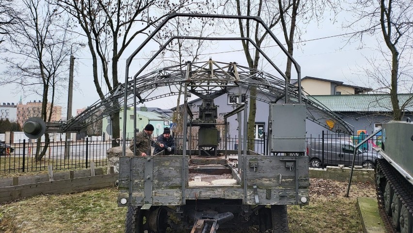 Nowy sprzęt w parku militarnym w Dąbrowie Górnicze - zobacz ZDJĘCIAj. Teraz widać go w pełnej okazałości 