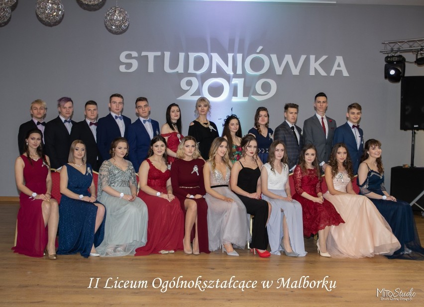 Studniówka 2019 II LO w Malborku. Zdjęcia grupowe maturzystów