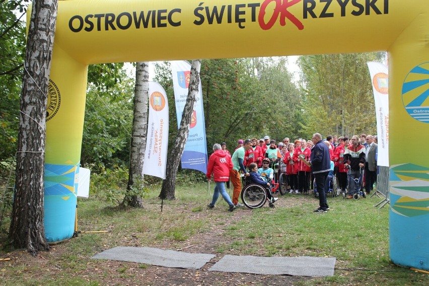 Setki osób wzięły udział w MARSZoBIEGu dla Natalki w Ostrowcu. Zbierano pieniądze na ultralekki wózek. Zobacz zdjęcia
