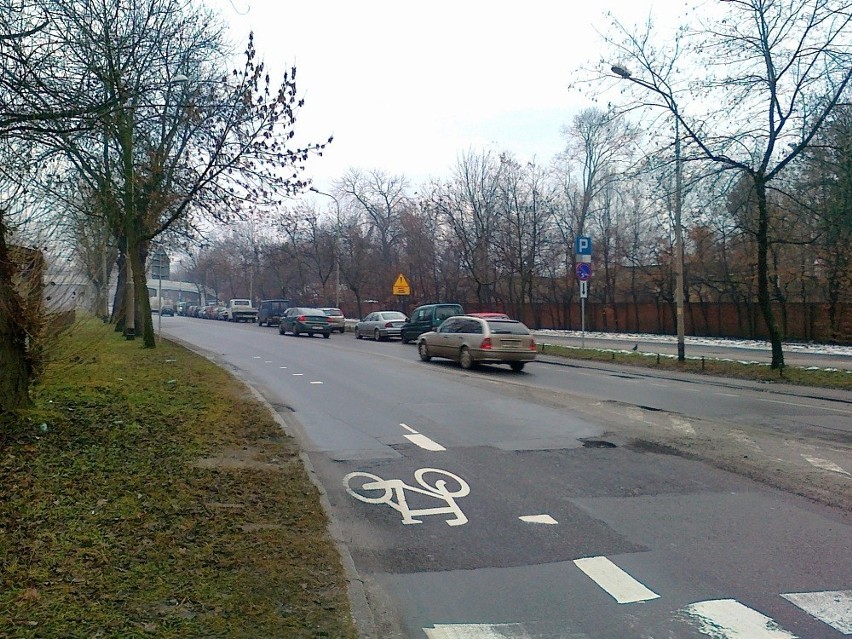 Wrocław: Najdłuższa nowa ścieżka rowerowa już zniszczona (LIST, ZDJĘCIA)