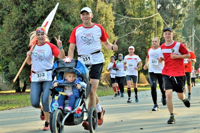 Uczestnicy biegu na trasie wiodącej m.in. na oświęcimskich Bulwarach, nad brzegiem Soły. Trzeba najmłodszym wpajać sportowy tryb życia. Za kilka lat, ten uroczy maluch, z pewnością pobiegnie wraz z rodzicami...