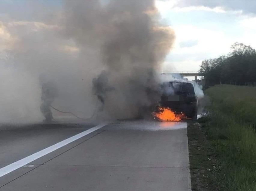 Akcja gaśnicza strażaków z OSP Smolec na autostradzie A4