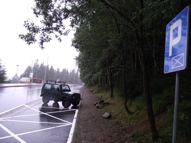 Parkingi w Karpaczu od 1 września są bezpłatne. Za darmo turyści parkują na miejskim parkingu na ul. Olimpijskiej, przy dolnej stacji kolei linowej na Kopę.