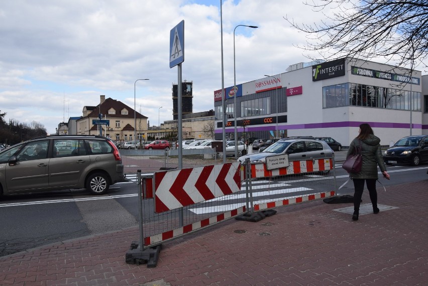 Kierowcy nadal nie mogą korzystać z prawoskretu w ulicę Leśną