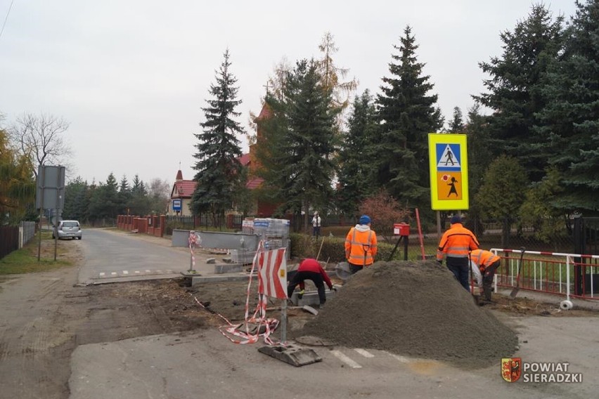 Bezpieczniejsze przejścia dla pieszych budowane na drogach powiatu sieradzkiego. Gdzie? ZDJĘCIA