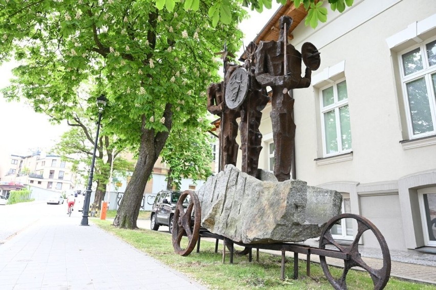 Najeźdźcy stanęli przed Biurem Wystaw Artystycznych w Kielcach. Autorem jest Sławomir Micek, znany rzeźbiarz. Zobaczcie zdjęcia i film